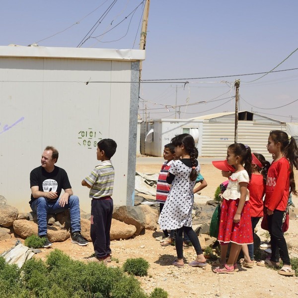 Melodía por una sonrisa _Juan Valdivia con los niños refugiados en Jordania