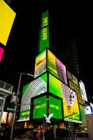 La línea de neumáticos WESTLAKE de ZC Rubber se exhibe en la pantalla de American Eagle en Nueva York.
